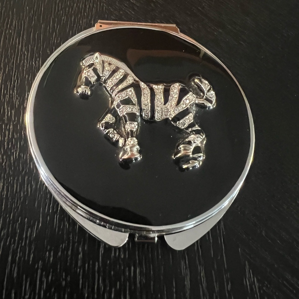 Mirror Compact. - Picture 2 of 4